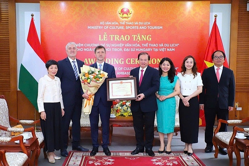 ការប្រគល់គ្រឿងឥស្សរិយយសអនុស្សាវរីយ៍ «ដើម្បីបុព្វហេតុវប្បធម៌ កីឡា និងទេសចរណ៍» ជូនដល់ឯកអគ្គរដ្ឋទូតហុងហ្គារីប្រចាំនៅវៀតណាម ការប្រគល់គ្រឿងឥស្សរិយយសអនុស្សាវរីយ៍ «ដើម្បីបុព្វហេតុវប្បធម៌ កីឡា និងទេសចរណ៍» ជូនដល់ឯកអគ្គរដ្ឋទូតហុងហ្គារីប្រចាំនៅវៀតណាម