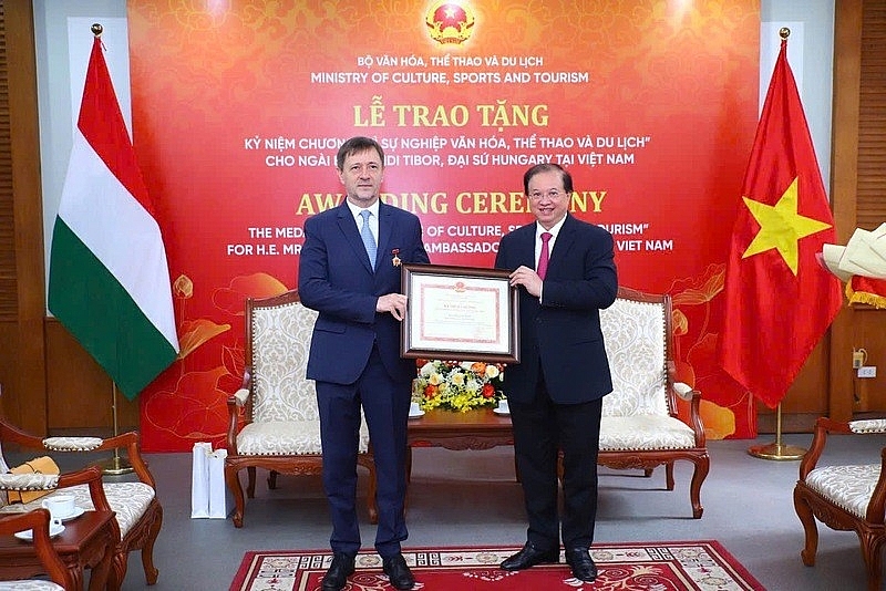ការប្រគល់គ្រឿងឥស្សរិយយសអនុស្សាវរីយ៍ «ដើម្បីបុព្វហេតុវប្បធម៌ កីឡា និងទេសចរណ៍» ជូនដល់ឯកអគ្គរដ្ឋទូតហុងហ្គារីប្រចាំនៅវៀតណាម ការប្រគល់គ្រឿងឥស្សរិយយសអនុស្សាវរីយ៍ «ដើម្បីបុព្វហេតុវប្បធម៌ កីឡា និងទេសចរណ៍» ជូនដល់ឯកអគ្គរដ្ឋទូតហុងហ្គារីប្រចាំនៅវៀតណាម