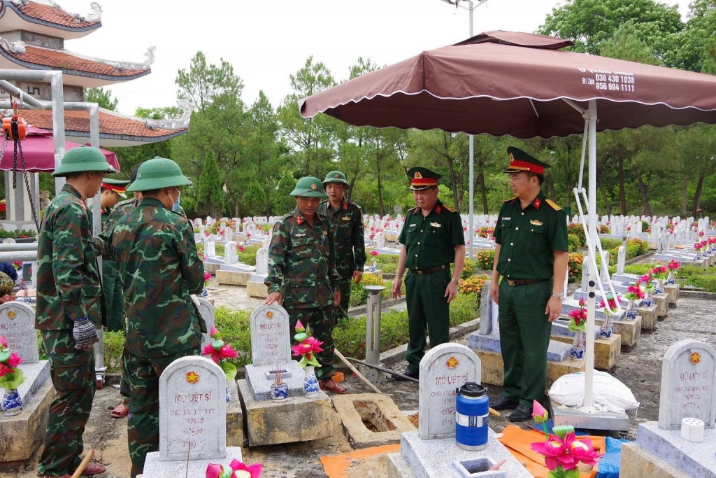 កងកម្លាំងមានសមត្ថកិច្ចអនុវត្តការយកគំរូ និងធ្វើឌីជីថលភាវូបនីយកម្មព័ត៌មាននៃបណ្តាផ្នូរសពដែលមិនទាន់កំណត់បានព័ត៌មាន នៅឈាបនដ្ឋានកងទ័ពពលីជាតិ Truong Son ខេត្ត Quang Tri។ 