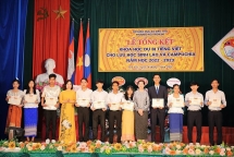 និស្សិតឡាវ និងកម្ពុជាក្នុងថ្នាក់ត្រៀមភាសារវៀតណាម លាគ្នានៅសាលាមិត្តភាព T៨០