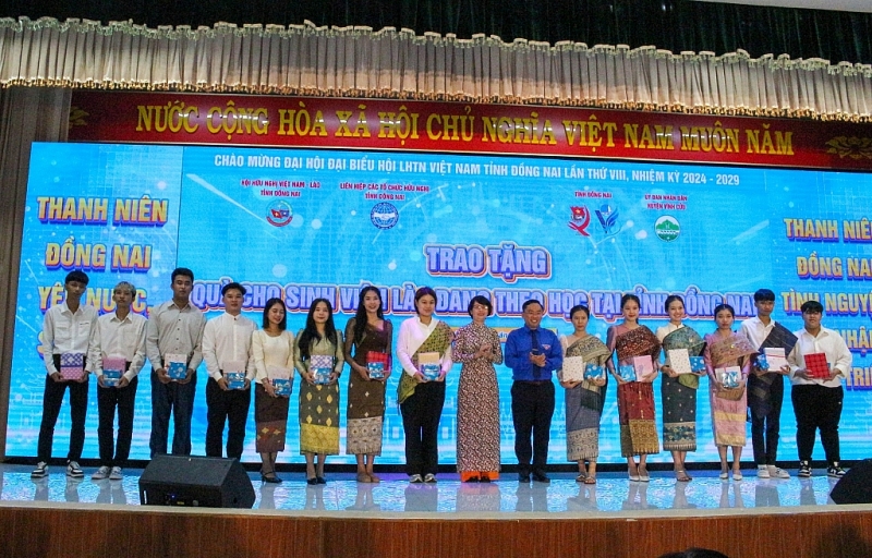ពិធីបុណ្យផ្លាស់ប្តូរនិស្សិត និងយុវជនខេត្ត Dong Nai និងនិស្សិតឡាវ៖ សកម្មភាពសាមគ្គីភាព និងមានអត្ថន័យជាច្រើន។