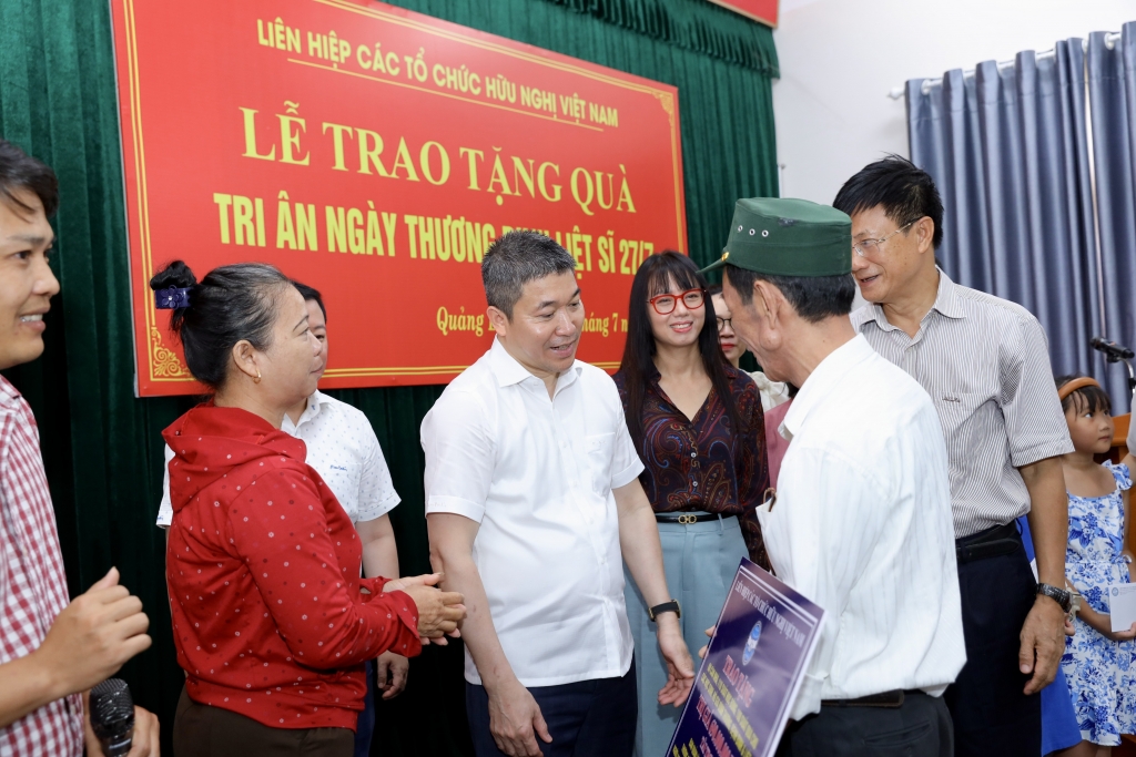 សម្ព័ន្ធអង្គការមិត្តភាពវៀតណាម អញ្ជើញគោរពគុណគ្រួសារយុទ្ធជនពិការ និងយុទ្ធជនពលីនៅ Quang Binh, Nghe An និង Quang Tri