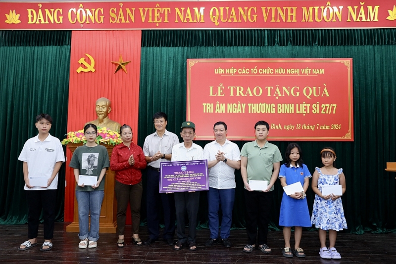 អនុប្រធានសម្ព័ន្ធអង្គការមិត្តភាពវៀតណាម Nguyen Ngoc Hung ប្រគល់អំណោយដល់គ្រួសារគោលនយោបាយ និងអាហារូបករណ៍ដល់សិស្សានុសិស្សមកពីគ្រួសារគោលនយោបាយនៅខេត្ត Quang Tri