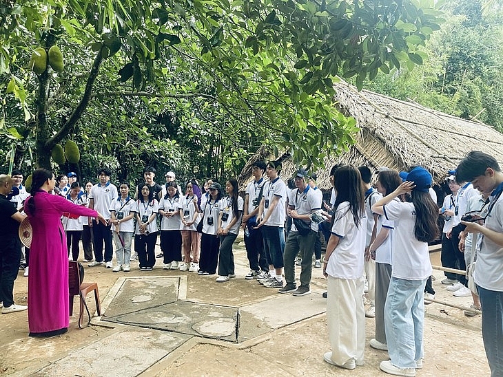 ជំរុំរដូវក្តៅវៀតណាមឆ្នាំ ២០២៤៖ អណិកជនវៀតណាមវ័យក្មេងទៅទស្សនាកន្លែងអនុស្សាវរីយ៍ពិសេសអំពីលោកប្រធានហូជីមិញ