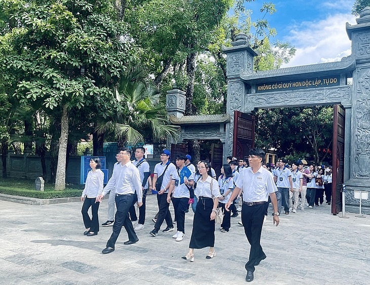 ជំរុំរដូវក្តៅវៀតណាមឆ្នាំ ២០២៤៖ អណិកជនវៀតណាមវ័យក្មេងទៅទស្សនាកន្លែងអនុស្សាវរីយ៍ពិសេសអំពីលោកប្រធានហូជីមិញ