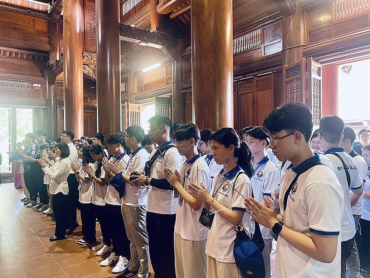 ជំរុំរដូវក្តៅវៀតណាមឆ្នាំ ២០២៤៖ អណិកជនវៀតណាមវ័យក្មេងទៅទស្សនាកន្លែងអនុស្សាវរីយ៍ពិសេសអំពីលោកប្រធានហូជីមិញ