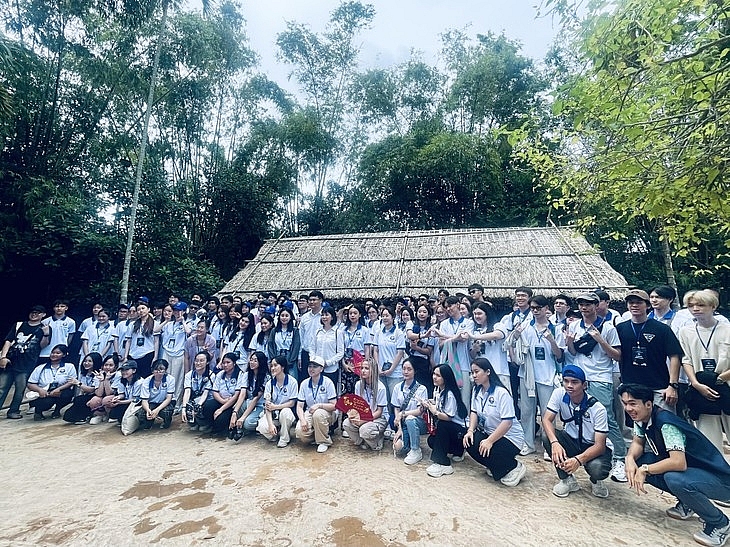 ជំរុំរដូវក្តៅវៀតណាមឆ្នាំ ២០២៤៖ អណិកជនវៀតណាមវ័យក្មេងទៅទស្សនាកន្លែងអនុស្សាវរីយ៍ពិសេសអំពីលោកប្រធានហូជីមិញ