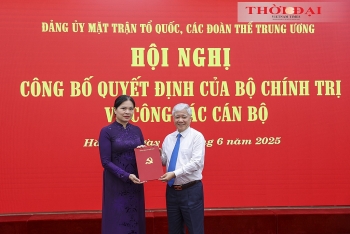 លោកស្រី Ha Thi Nga លេខាគណៈកម្មាធិការបក្សខេត្ត Tuyen Quang ត្រូវបានប្រមូលផ្តុំទៅចូលរួមគណៈកម្មាធិការបក្សរណសិរ្សមាតុភូមិវៀតណាម និងអង្គការមហាជនមជ្ឈិម