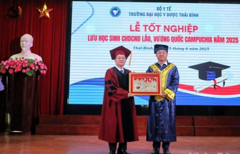 សាកលវិទ្យាល័យឱសថនិងវេជ្ជសាស្រ្តខេត្ត Thai Binh ប្រគល់សញ្ញាបត្របណ្ឌិតវេជ្ជសាស្ដ្រដល់និស្សិតអន្តរជាតិឡាវ និងកម្ពុជា