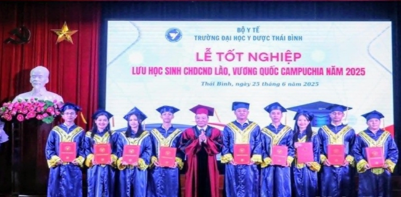សាកលវិទ្យាល័យឱសថនិងវេជ្ជសាស្រ្តខេត្ត Thai Binh ប្រគល់សញ្ញាបត្របណ្ឌិតវេជ្ជសាស្ដ្រដល់និស្សិតអន្តរជាតិឡាវ និងកម្ពុជា