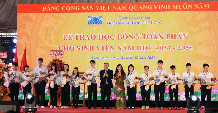 សាកលវិទ្យាល័យ Cuu Long ផ្តល់អាហារូបករណ៍ពេញលេញចំនួន ៤៦ ដល់និស្សិតជនជាតិខ្មែរថ្មី