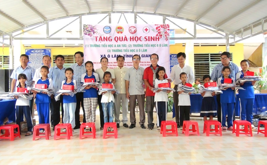 ចែកអំណោយចំនួន ៤០០ ដល់និស្សិតខ្មែរក្រីក្រនៅខេត្ត An Giang