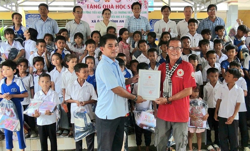 ចែកអំណោយចំនួន ៤០០ ដល់និស្សិតខ្មែរក្រីក្រនៅខេត្ត An Giang