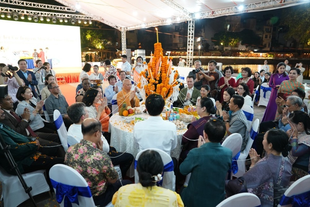 កម្មវិធីប្រាស្រ័យទាក់ទងមិត្តភាពអបអរសាទរបុណ្យចូលឆ្នាំថ្មីប្រពៃណីនៃបណ្តាប្រទេសអាស៊ីមួយចំនួននាឆ្នាំ ២០២៦ ដែលសហការចាត់តាំងឡើងដោយសហភាពបណ្តាអង្គការមិត្តភាពទីក្រុងហាណូយ រួមជាមួយមន្ទីរវប្បធម៌ និងកីឡាហាណូយ និងស្ថានទូតនៃ ៧ ប្រទេស រួមមាន៖ ឡាវ, ឥណ្ឌា, បង់ក្លាដែស, កម្