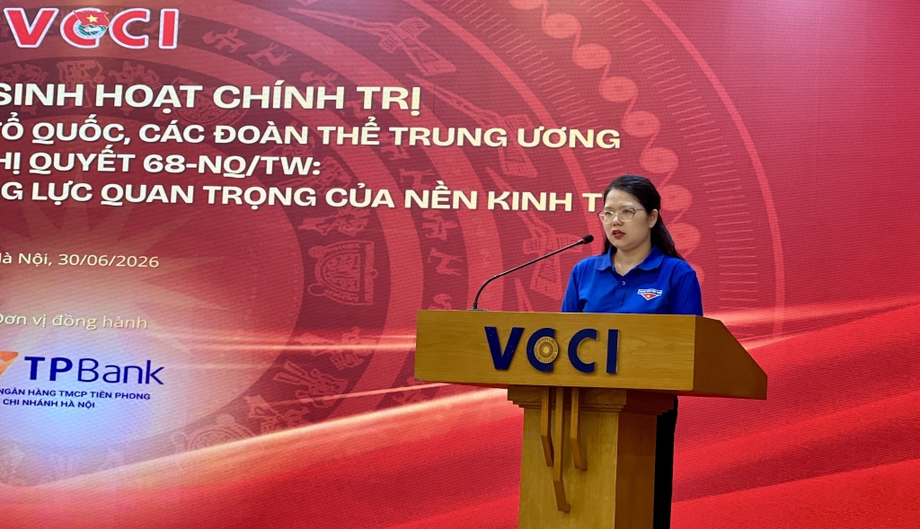បងស្រី Nguyen Thi Thu Giang សមាជិកាគណៈកម្មាធិការប្រតិបត្តិសម្ព័ន្ធយុវជនរណសិរ្សមាតុភូមិ បណ្តាអង្គការមហាជនមជ្ឈិម, លេខាធិការសម្ព័ន្ធយុវជននៃសហភាពបណ្តាសមាគមវិទ្យាសាស្ត្រ និងបច្ចេកទេសវៀតណាម។