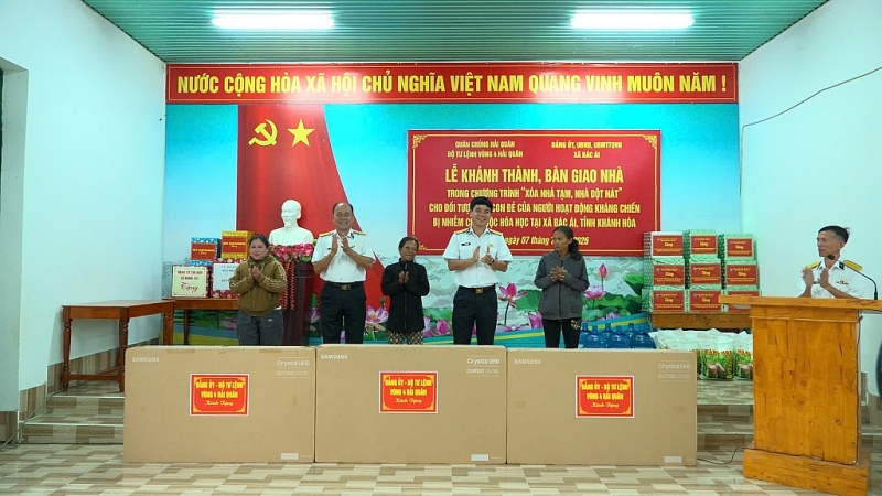 តំបន់ ៤ នៃកងទ័ពជើងទឹក បានសម្ពោធនិងប្រគល់ផ្ទះចំនួន ៤ ខ្នងជូនបណ្តាគ្រួសារគោលនយោបាយ