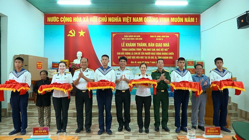 តំបន់ ៤ នៃកងទ័ពជើងទឹក បានសម្ពោធនិងប្រគល់ផ្ទះចំនួន ៤ ខ្នងជូនបណ្តាគ្រួសារគោលនយោបាយ