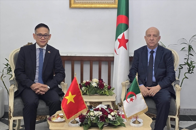 អគ្គលេខាធិការបក្ស FLN Abdelkrim Benmbarek ទទួលជួបឯកអគ្គរដ្ឋទូត Tran Quoc Khanh អញ្ជើញចូលជួបជម្រាបលាក្នុងឱកាសបញ្ចប់អាណត្តិការងារត្រឡប់ទៅប្រទេសវិញ។ អគ្គលេខាធិការបក្ស FLN Abdelkrim Benmbarek ទទួលជួបឯកអគ្គរដ្ឋទូត Tran Quoc Khanh អញ្ជើញចូលជួបជម្រាបលាក្នុងឱកាសបញ្ចប់អាណត្តិការងារត្រឡប់ទៅប្រទេសវិញ។