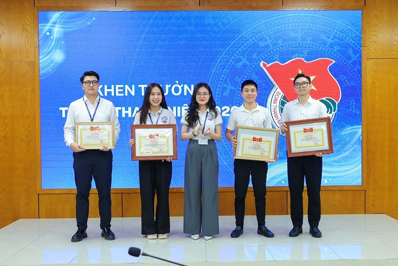 កសាងជួរកម្មាភិបាលវ័យក្មេងនៃសហភាពបណ្តាអង្គការមិត្តភាពវៀតណាមប្រកបដោយវីរភាពនិងភាពសកម្ម