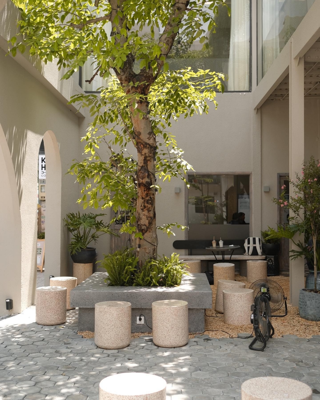 ស្វាគមន៍ថ្ងៃស្រស់ស្អាតនៅហាងកាហ្វេចំនួន ៤ ក្នុងសង្កាត់លេខ ៣