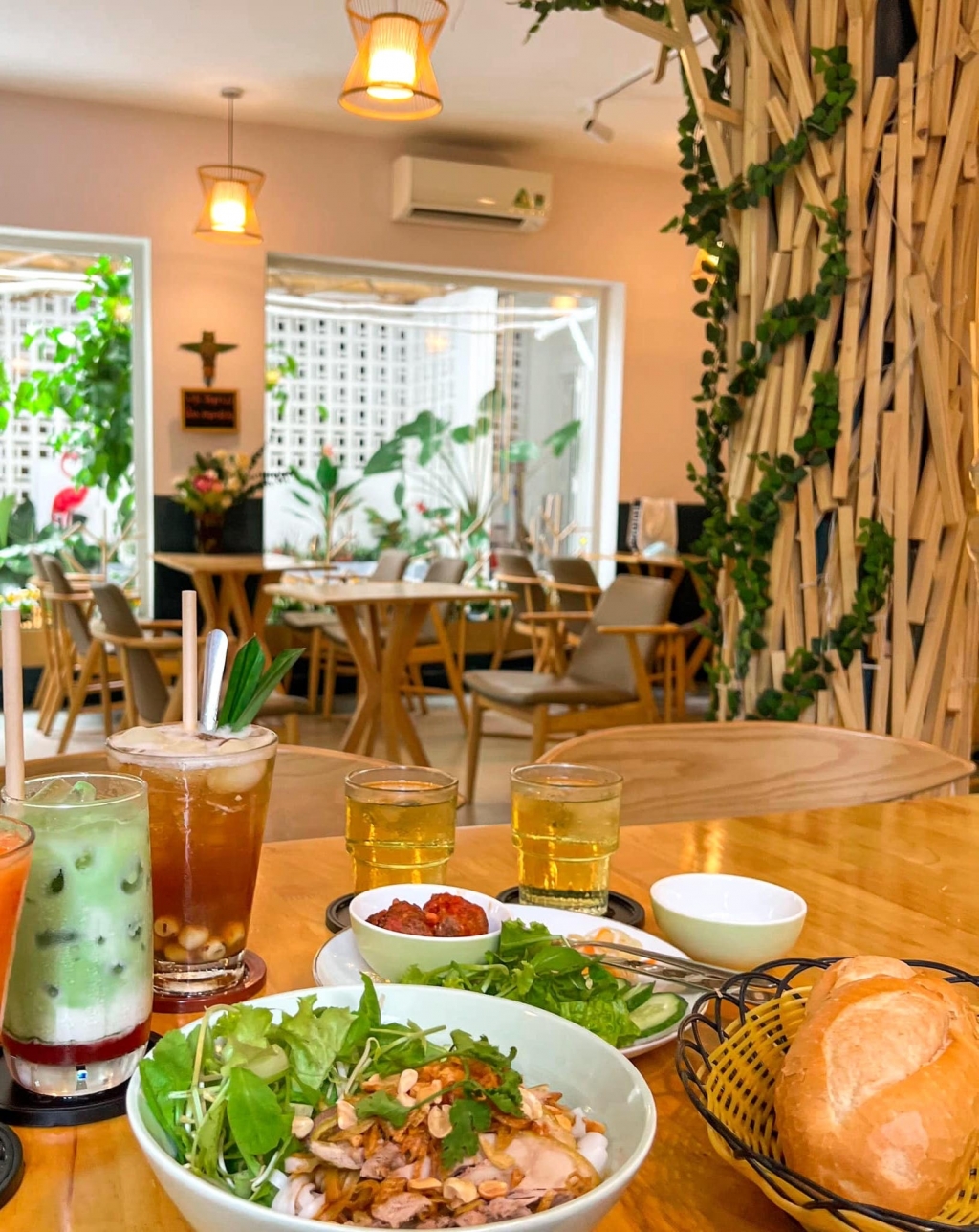 ស្វាគមន៍ថ្ងៃស្រស់ស្អាតនៅហាងកាហ្វេចំនួន ៤ ក្នុងសង្កាត់លេខ ៣