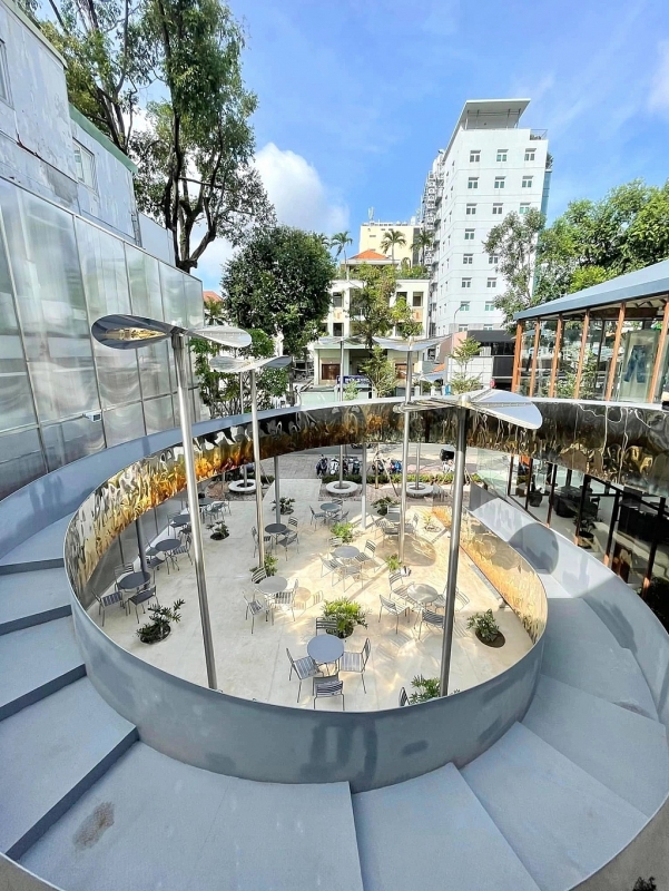 ស្វាគមន៍ថ្ងៃស្រស់ស្អាតនៅហាងកាហ្វេចំនួន ៤ ក្នុងសង្កាត់លេខ ៣