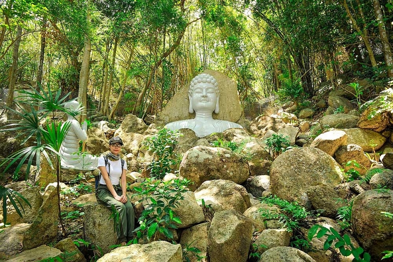 រូងភ្នំថ្ម Thi Vai​​ (វៀតណាម) ទាក់ទាញភ្ញៀវទេសចរណ៍បរទេស