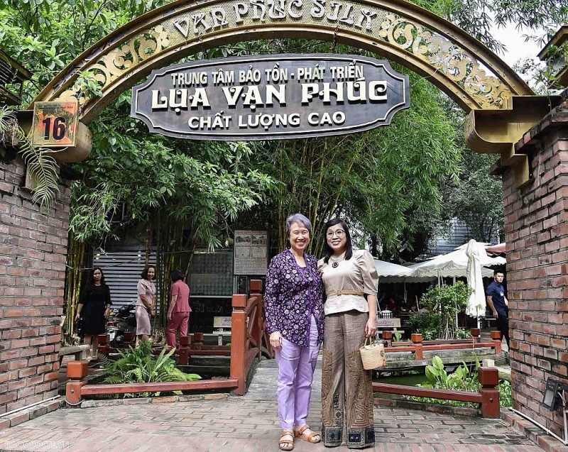 ភរិយារបស់នាយករដ្ឋមន្ត្រីវៀតណាម និងសិង្ហបុរីបានអញ្ជើញទស្សនាគំនូរបិទភ្ជាប់ផ្ទាំងក្រណាត់ mosaics នៅ Vun Art