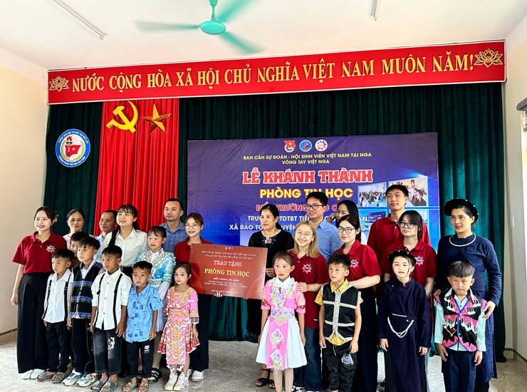 ក្លឹបខ្សែដៃវៀតណាម - រុស្ស៊ី នាំមកជូននូវចំណេះដឹងដល់វិទ្យាល័យ Cao Bang
