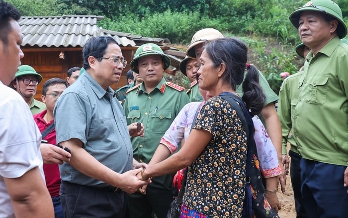 នាយករដ្ឋមន្ត្រីវៀតណាមចុះសួរសុខទុក្ខប្រជាពលរដ្ឋ និងដឹកនាំការស្តារទឹកជំនន់នៅខេត្ត Dien Bien