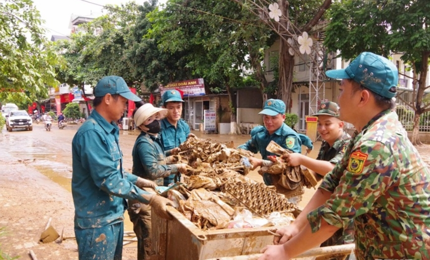 ជួយប្រជាជននៅតំបន់រងគ្រោះដោយទឹកជំនន់នៅ Son La