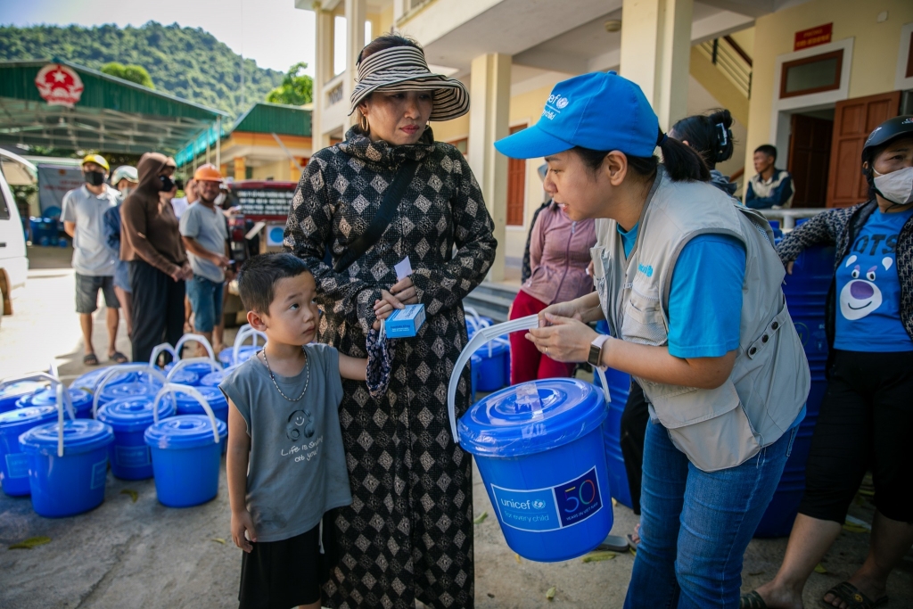 UNICEF ផ្តល់ជំនួយសង្គ្រោះបន្ទាន់ដល់ប្រជាជននៅតំបន់លិចទឹកនៃទីក្រុង Dien Bien, Son La, Nghe An