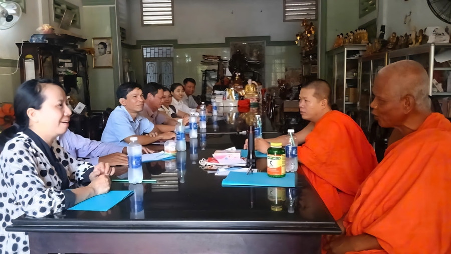 ខេត្ត An Giang ស្ទាបស្ទង់មើលការបង្រៀន និងរៀនអក្សរខ្មែរ