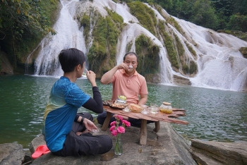 ទទួលបានបទពិសោធន៍ងូតទឹកព្រៃនៅទឹកធ្លាក់ Ban Ba