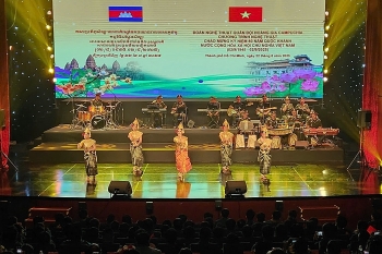 ក្រុមសិល្បៈកងយោធពលខេមរភូមិន្ទ សម្តែងនៅទីក្រុងហូជីមិញ