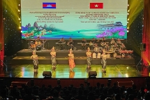 ក្រុមសិល្បៈកងយោធពលខេមរភូមិន្ទ សម្តែងនៅទីក្រុងហូជីមិញ