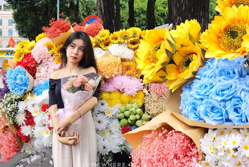 រទេះផ្កា 'សរទរដូវហាណូយ' ធ្វើដំណើរទៅទីក្រុងហូជីមិញ ទីក្រុង Binh Duong អតិថិជនតម្រង់ជួរដើម្បីថតរូប