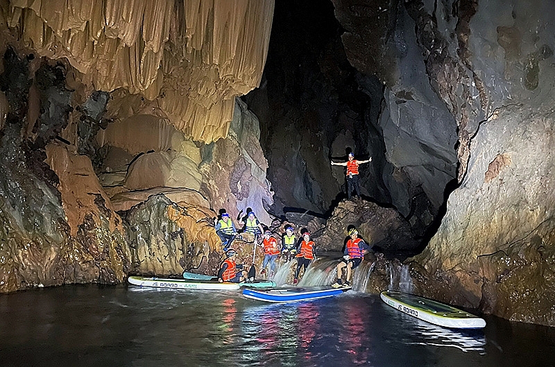 ប្លុក stalactite ដែល​មាន​លក្ខណៈ​ប្លែក​ពី​គេ​ក្នុង​រូងភ្នំ​ថ្មី​ក្នុង​ខេត្ត Quang Binh