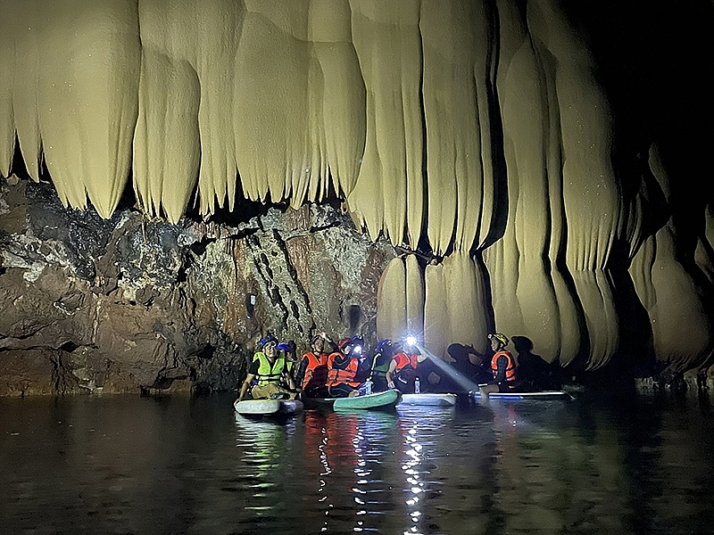 ប្លុក stalactite ដែល​មាន​លក្ខណៈ​ប្លែក​ពី​គេ​ក្នុង​រូងភ្នំ​ថ្មី​ក្នុង​ខេត្ត Quang Binh