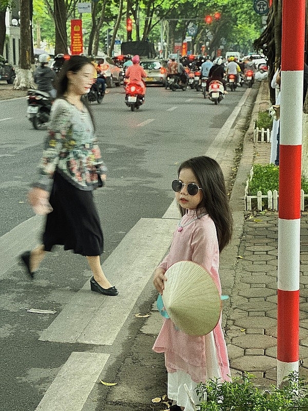 ក្មេងៗក៏បានថតរូបរដូវស្លឹកឈើជ្រុះរបស់ទីក្រុងហាណូយ ធ្វើឱ្យអ្នកនិយមលេងអ៊ីនធឺណិតរំភើបចិត្ត