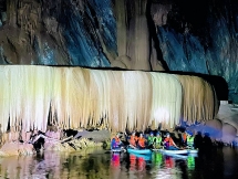 ប្លុក stalactite ដែល​មាន​លក្ខណៈ​ប្លែក​ពី​គេ​ក្នុង​រូងភ្នំ​ថ្មី​ក្នុង​ខេត្ត Quang Binh