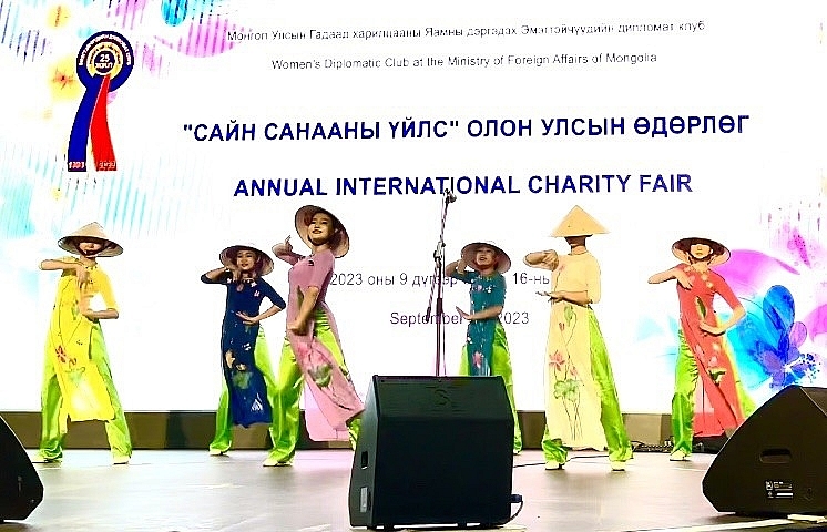ផ្សព្វផ្សាយការរាំមួកវៀតណាមទៅកាន់មិត្តអន្តរជាតិ