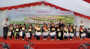 ទីផ្សារ ០ ដុងចែករំលែកការលំបាកជាមួយកុមារជិត ១.០០០ នាក់នៅ Mu Cang Chai (Yen Bai)