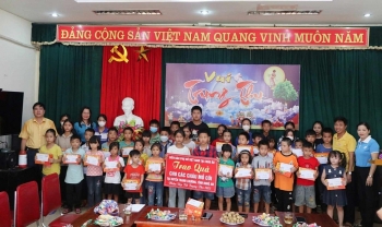 វេទិកានារីវៀតណាមនៅអឺរ៉ុបផ្តល់អំណោយដល់កុមារកំព្រាក្នុងឱកាសពិធីបុណ្យពាក់កណ្តាលរដូវស្លឹកឈើជ្រុះឆ្នាំ ២០២៣