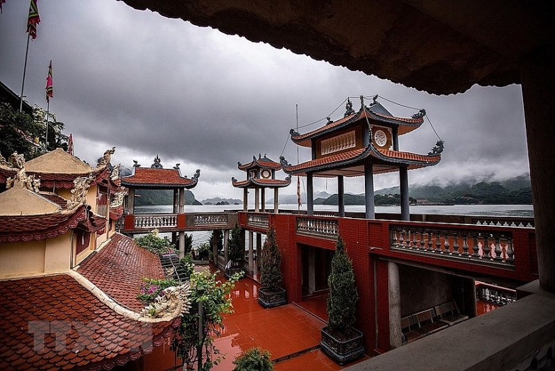 ទេសភាពដ៏ស្រស់ស្អាតនៃប្រាសាទ Thac Bo និងរូងភ្នំ Thac Bo នៅ Hoa Binh