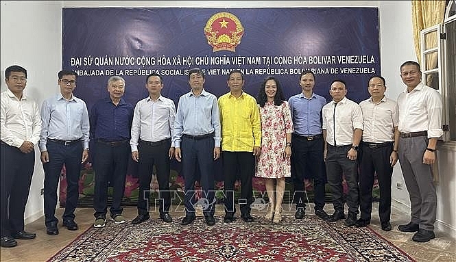 គណៈប្រតិភូ VIGLACERA បានថតរូបជាមួយបុគ្គលិកនៃស្ថានទូតវៀតណាមប្រចាំនៅវេណេស៊ុយអេឡា