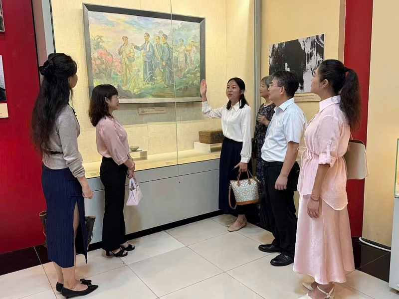 មិត្តចិនចែករំលែកអនុស្សាវរីយ៍ និងអារម្មណ៍ក្នុងឱកាសទិវាបុណ្យជាតិវៀតណាមលើកទី៨០