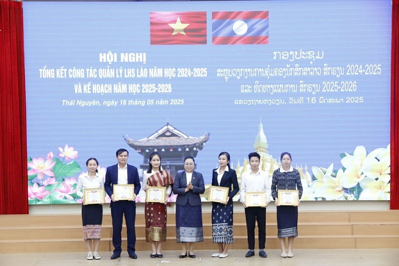 ឯកអគ្គរដ្ឋទូតឡាវ លោក Khamphao Ernthavanh៖ វៀតណាមបញ្ជាក់ជំហររបស់ខ្លួនជាមួយនឹងភាពរឹងមាំ និងក្តីប្រាថ្នាចង់ក្រោកឡើង