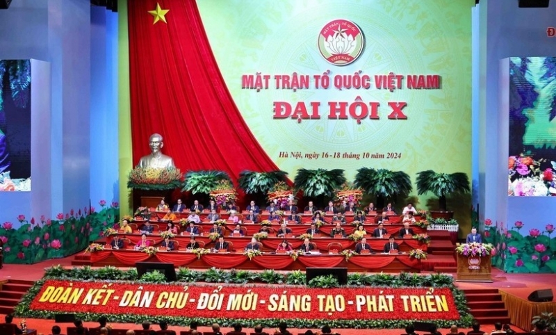 រូបភាពនៃការបិទសម័យប្រជុំនៃមហាសន្និបាតជាតិលើកទី១០នៃរណសិរ្សមាតុភូមិវៀតណាម។