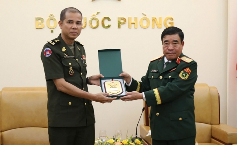 លោកឧត្តមសេនីយ៍ត្រី Nguyen Ba Luc ទទួលជួបលោកឧត្តមសេនីយ៍ទោ នឹម បាឡែន